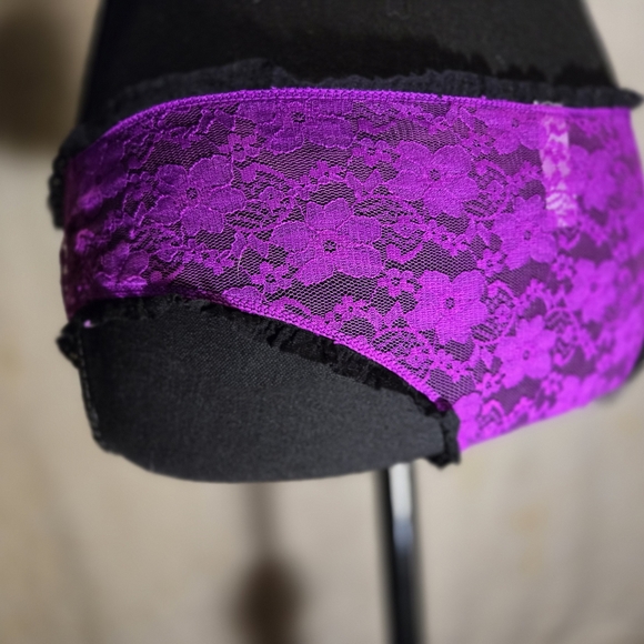 2/$15 - FREDRICKS OF HOLLYWOOD. HOT PINK & BLACK LACE INTIMATE PANTIES. - Picture 5 of 7